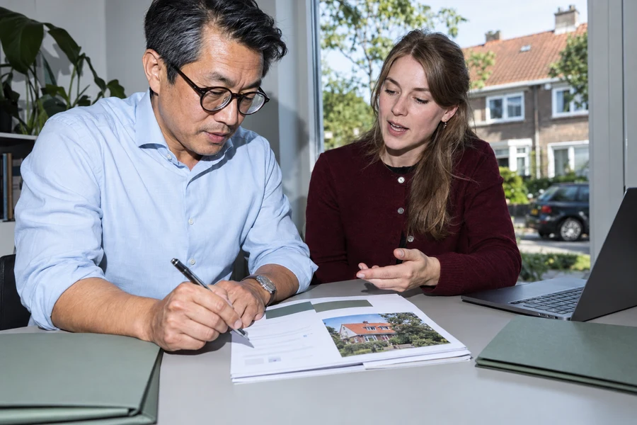 Close-up van een financieel adviseur in gesprek