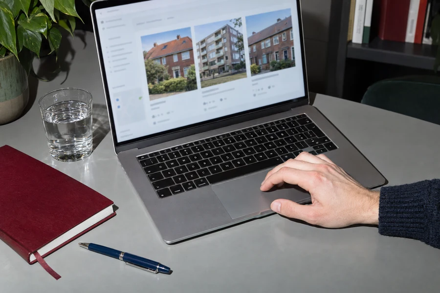Close-up van woninggegevens en vergelijkbare huizen op een laptop.